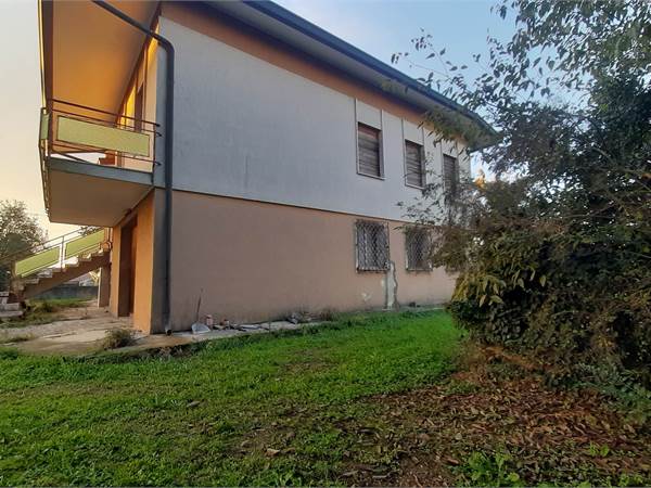 VILLA UNIFAMILIARE CON AMPIO GIARDINO